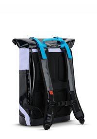 Hengeres hátizsák, fényes fekete külsővel, türkiz szíjakkal és párnázott fekete hálós hátrésszel. Oldalsó cipzárral és állítható pántokkal rendelkezik.