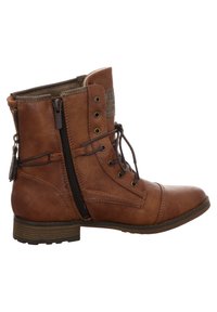 Bottine en cuir marron avec un bout arrondi, dotée d'un laçage à l'avant, d'une fermeture éclair latérale, d'une tige texturée et d'une semelle en caoutchouc.