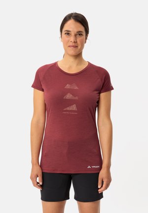 Chemise courte à manches maroon avec un col rond, affichant des motifs de montagnes imprimés et le texte "Histoires des Montagnes" en dessous.