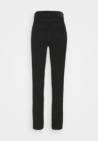 Jean en denim noir au design ajusté, avec une texture lisse, des passants de ceinture standard et deux poches arrière à patch.