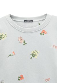 Jasnoszara bluza z prążkowanym okrągłym dekoltem ozdobiona haftowanymi małymi kwiatami w pastelowym różu, pomarańczu, żółci i zieleni.