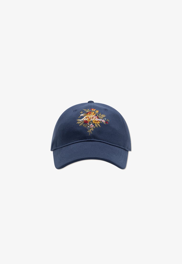 Boné azul-marinho com um design floral bordado em tons de laranja, amarelo e verde; tecido texturizado e aba curva.