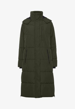 Parka longue et volumineuse de couleur vert foncé, dotée de poches zippées, d'un col haut et d'une capuche amovible avec des accents noirs en contraste.