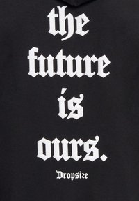 Czarna bluza z kapturem z dużym białym napisem: "przyszłość należy do nas." Poniżej mniejszy tekst brzmi "Dropsize." Miękka tkanina, swobodny fason.