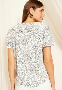 Friends Like These RUFFLE FRONT PUFF SLEEVE REGULAR FIT - Blůza - black white polka dot