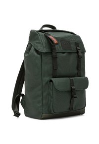 Zaino in tessuto verde con spallacci regolabili, tasca frontale e patta pieghevole. Presenta accenti neri e un etichetta con logo sulla parte anteriore.
