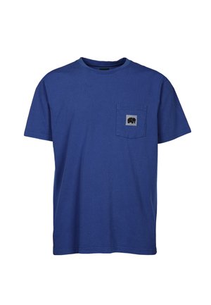 T-shirt en coton bleu à manches courtes, avec un col rond et une poche avant arborant un patch carré gris avec un design d'éléphant noir.