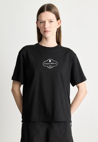 Zwarte katoenen t-shirt met een ronde halslijn, korte mouwen en geborduurd logo in het wit. Casual pasvorm, minimalistisch ontwerp.