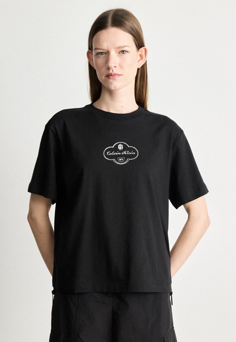 Zwarte katoenen t-shirt met een ronde halslijn, korte mouwen en geborduurd logo in het wit. Casual pasvorm, minimalistisch ontwerp.