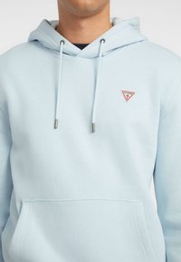 Guess Jeans ICONIC - Felpa con cappuccio - himmelblau