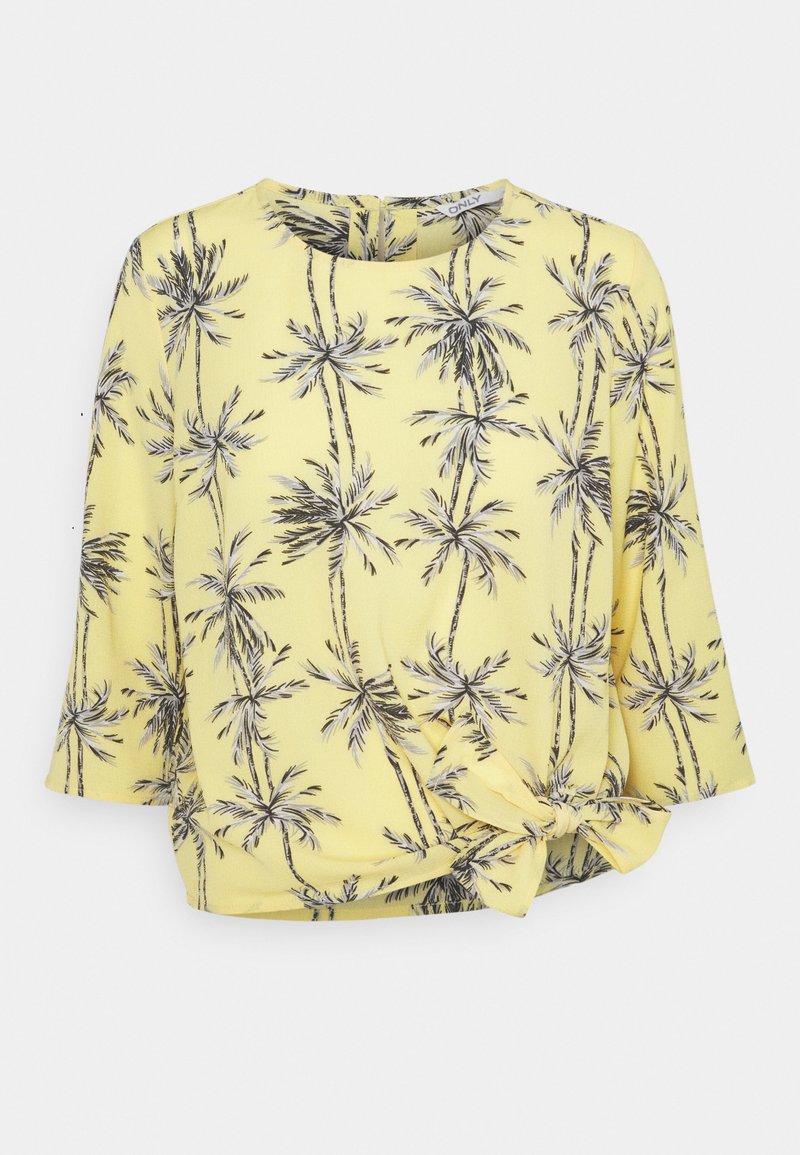 Blusa gialla con un motivo di palme in bianco e nero; presenta una vestibilità morbida, maniche a tre quarti e un dettaglio anteriore annodato.