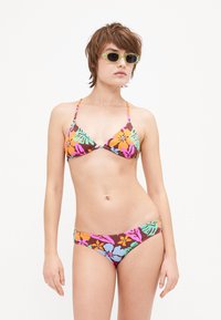 Bikini set s hnědým základem s barevnými květinovými potisky v růžové, oranžové a modré barvě. Trojúhelníkový vršek s tenkými ramínky a ladící spodní díl.