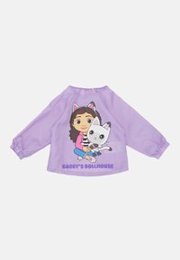 Lahka vijolična srajca z dolgimi rokavi, ki prikazuje risbo deklice s mačjimi ušesi in mačko, ter besedilo "GABBY'S DOLLHOUSE." Mehek material.