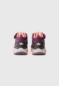 Lila Wanderschuhe mit grauen und rosa Akzenten. Sie verfügen über ein strukturiertes Mesh-Obermaterial, einen gepolsterten Kragen und eine langlebige Gummisohle für optimalen Grip.