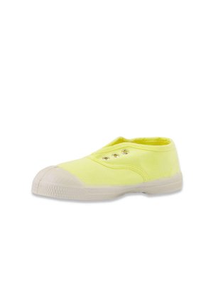 Chaussure basse en toile jaune à enfiler avec semelle et bout en caoutchouc blanc, comportant trois œillets en métal mais sans lacets.