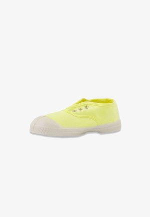 Chaussure basse en toile jaune à enfiler avec semelle et bout en caoutchouc blanc, comportant trois œillets en métal mais sans lacets.