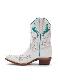 Stivale da cowboy in pelle bianca con ricami floreali verdi e rosa, punta affusolata, dettagli cuciti e tacco in legno.