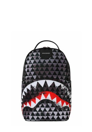 Zaino con motivo a triangoli nero e grigio e design stilizzato di bocca di squalo rossa e bianca sulla tasca frontale.
