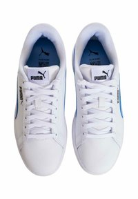 Zapatillas deportivas blancas con una textura de cuero suave, acentos azules, diseño de cordones con seis ojales y un logo en la lengüeta y el lateral.
