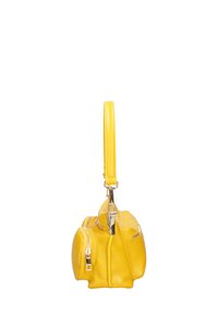 Borsa a tracolla gialla in pelle con finitura texturizzata, due scomparti con zip, una maniglia corta e dettagli in metallo dorato.