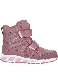 Rood roze high-top sportieve schoen gemaakt van synthetisch materiaal, voorzien van klittenbandsluitingen, gaaspanelen en een gewatteerde witte zool met roze accenten.