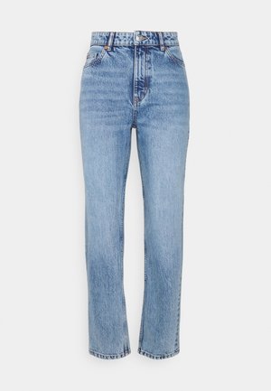 Dżinsy o wysokim stanie, jasnoniebieskie, z przodem zapinanym na guzik i zamek błyskawiczny, kieszeniami z przodu i z tyłu oraz prostymi nogawkami.