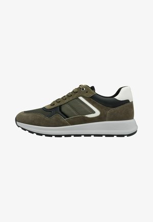 Baskets pour homme en mélange de daim olive et de cuir noir, avec des accents gris et une semelle blanche. Bout arrondi et panneaux texturés.