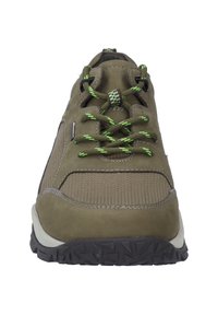 Olivgrüner Sportschuh mit Obermaterial aus Mesh und Wildleder, strukturierten schwarzen Gummisohle und grünen Akzent-Schnürsenkeln. Vorderansicht.