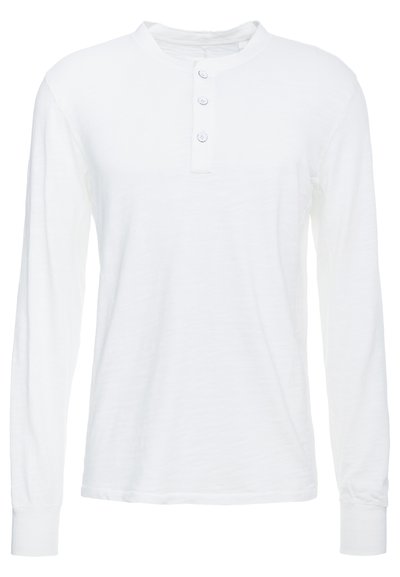 Hvit langermet henley-skjorte i lett stoff, med rund hals, tre-knappers placket og tettsittende mansjetter.