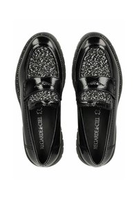 Zwarte gepatenteerde loafers met een gestructureerde glinsterende zilveren paneel, strikaccent en contrasterende stiksels. Voorzien van een gevoerde zool voor comfort.