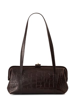 Donkerbruine leren handtas met krokodillenprint, een lange riem en een goudkleurige gesp.