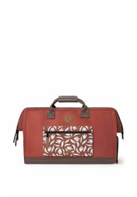 Sac de voyage en tissu rouge avec des accents en cuir marron, présentant une poche avant à motif floral blanc, une fermeture éclair et deux poignées robustes.