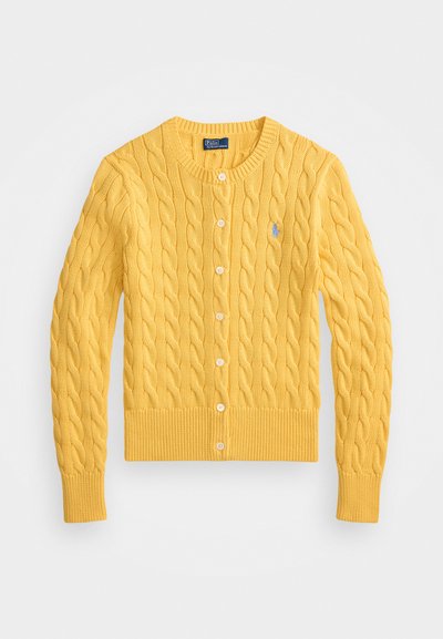 Gelbes Cable-Knit-Cardigan mit rundem Ausschnitt, fünf Knöpfen, gerippten Bündchen und Saum, mit einem kleinen blauen Logo auf der Brust.