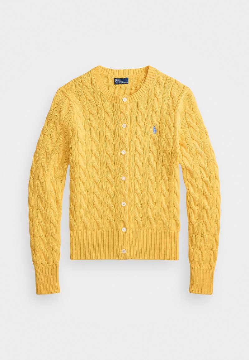 Gul kabelstrikket cardigan med rund hals, fem knapper, ribbestrikkede mansjetter og kant, med en liten blå logo på brystet.