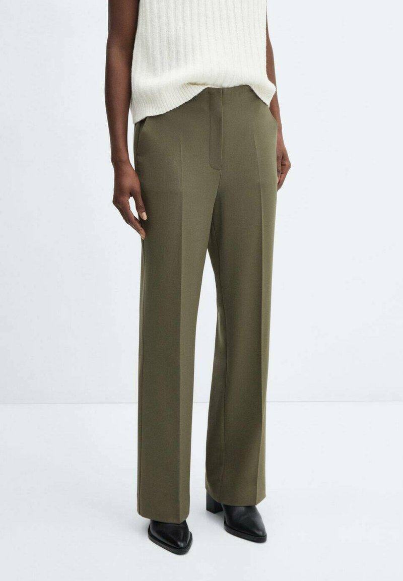 Pantaloni a gamba ampia verde oliva realizzati in tessuto liscio, con pieghe frontali, vestibilità impeccabile e vita medio-alta.
