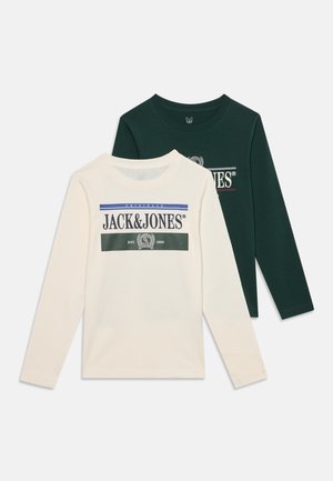 Deux t-shirts à manches longues, un crème et un vert foncé, tous deux avec le logo et le graphique "JACK & JONES ORIGINALS" sur le devant.