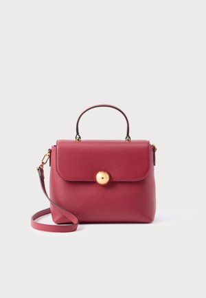 Borsa a mano in pelle rossa con design strutturato, dettagli in metallo dorato, manico superiore e tracolla regolabile. Caratterizzata da una chiusura magnetica.