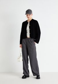 Selected Femme SLFBIRTE CABLE CROPPED  - Cardigan - black