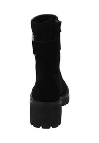 Stivaletti alla caviglia in suede nero con suola spessa in gomma, dettaglio con cinturino intorno alla caviglia e chiusura con cerniera sul retro. Texture liscia.