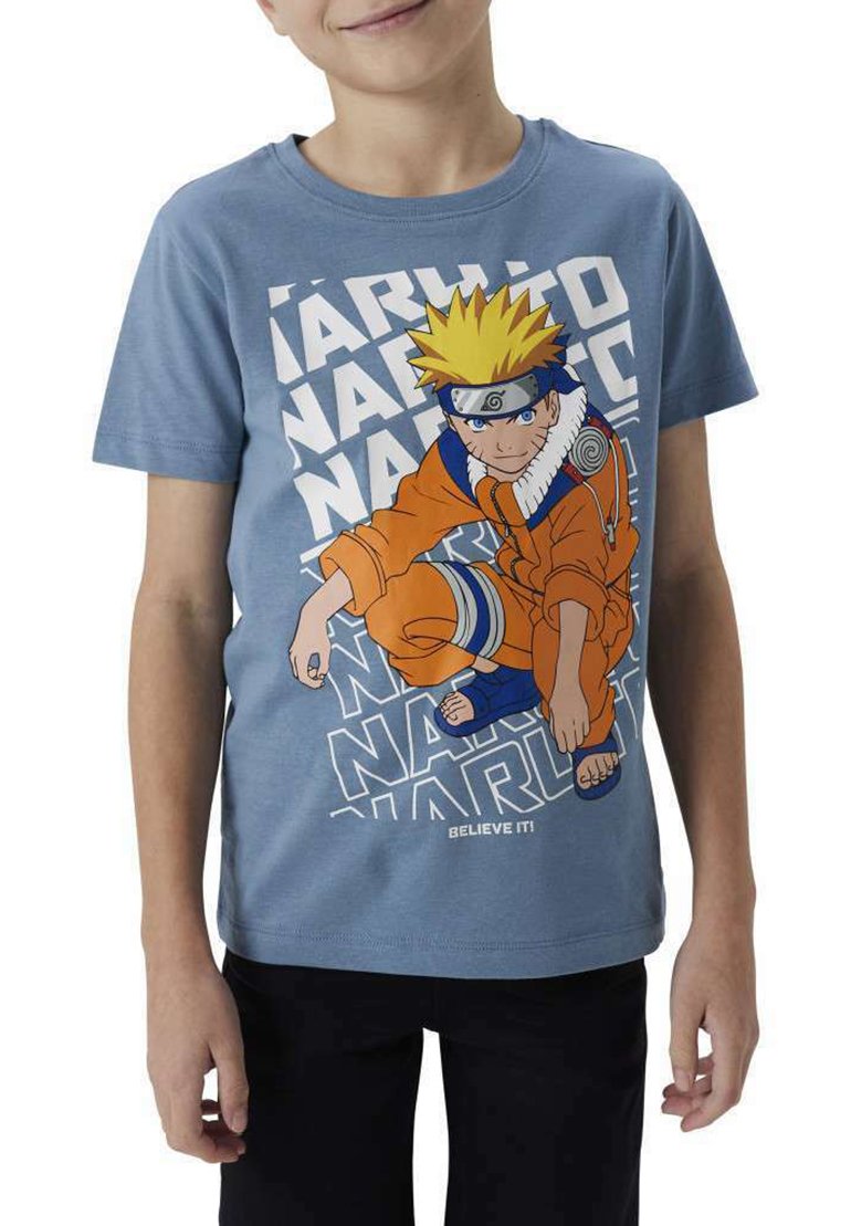 T-shirt en coton bleu avec un personnage vêtu d'orange, ayant des cheveux jaunes en piques, un bandeau et un design de texte dynamique en blanc.