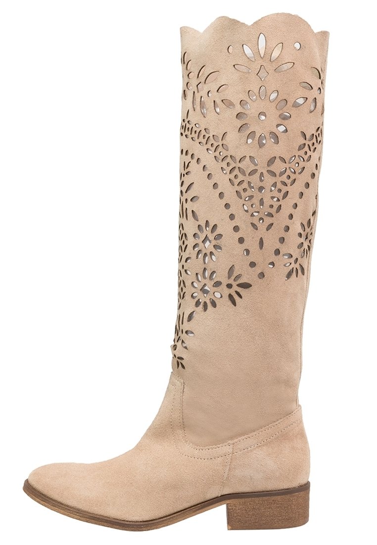 Beżowe zamszowe kozaki do kolan z kwiatowymi wycięciami, falbaniastego wykończenia i okrągłym czubkiem. Brązowy niski słupkowy obcas zapewnia stabilność.