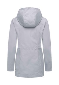 Giacca impermeabile grigia chiara con cappuccio, maniche lunghe e vita aderente. Tessuto liscio, senza motivi o dettagli visibili.