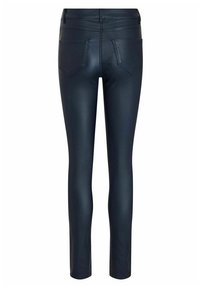 Jeans skinny de imitación cuero en azul oscuro con una textura suave, que cuentan con dos bolsillos traseros y un diseño ajustado.
