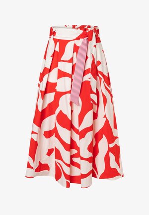 Hoch taillierter Volantsrock mit abstrakten roten und weißen Blattmustern, ausgestattet mit Falten und einem gestreiften Stoffgürtel, der in der Taille gebunden ist.