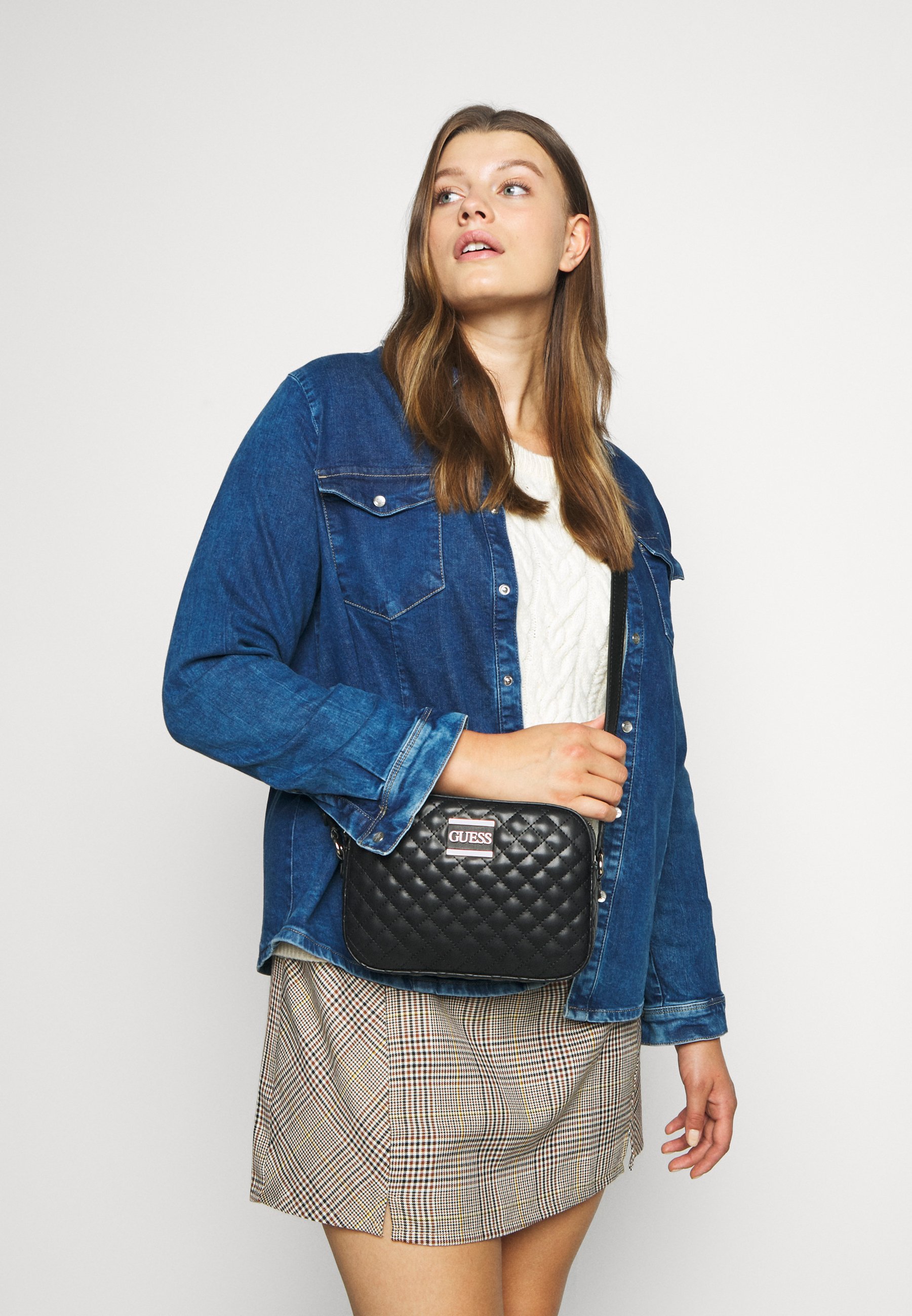 Guess KAMRYN CROSSBODY TOP ZIP Skulderveske blacksvart Guess KAMRYN TOP ZIP Skulderveske black Zalando.no