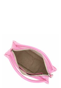 Bolso de cuero rosa con un exterior texturizado. Cuenta con una abertura con cremallera y un interior de tela beige. Compacto, con bordes redondeados y asas dobles.