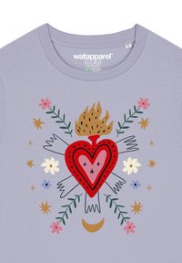 Lila T-shirt met een centraal rood hart graphic met bloemontwerpen, een vlam erboven en omliggende decoratieve elementen in verschillende kleuren.