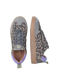 Sneakers con stampa leopardata grigia e marrone, con parte superiore in suede, lacci grigi, dettagli viola e suola in gomma. Presentano un colletto imbottito e una linguetta sul tallone.