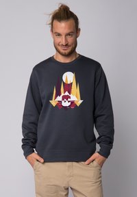 Donkerblauwe sweatshirt van een katoenmix, met een kleurrijke grafische afbeelding van bergen en dieren in rood, geel en wit.
