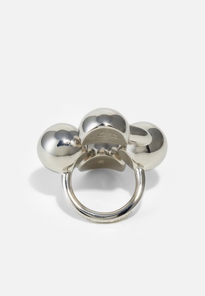 Zilveren metalen ring met drie ronde, gladde accenten. De band is glanzend en heeft een gegraveerd logo op het binnenoppervlak.